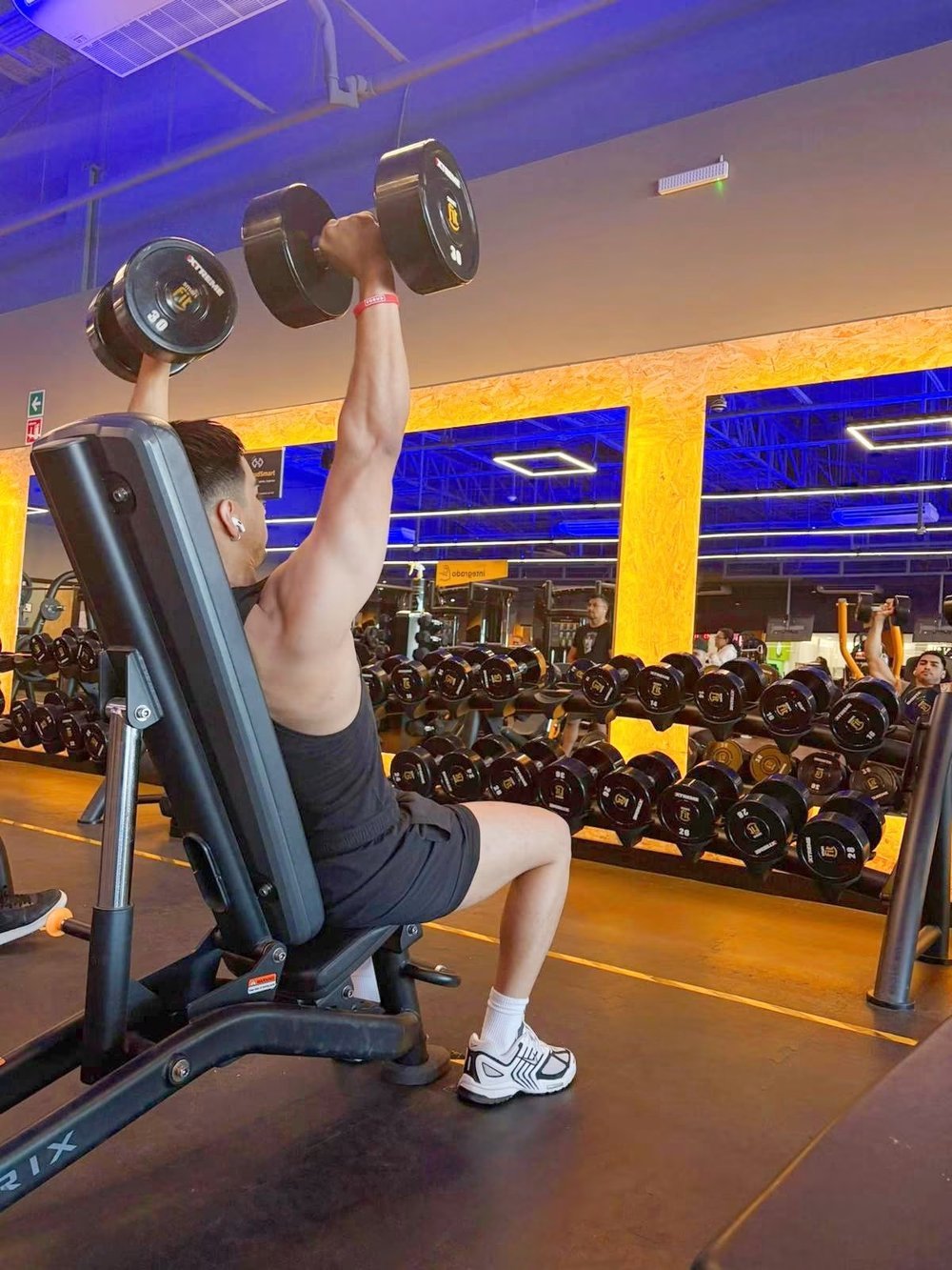Paciente reincorporándose al ejercicio en el gimnasio de Clínica Teraplus