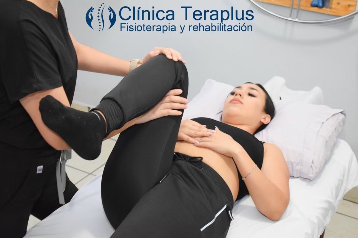 Terapeuta de Clínica Teraplus tratando dolor de nervio ciático